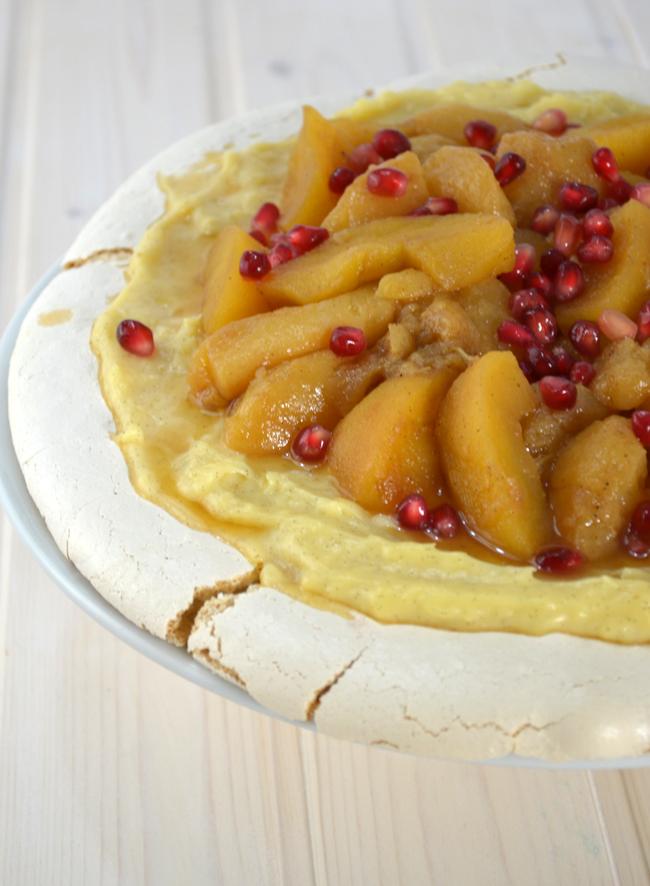 Pavlova con pera, manzana y granada