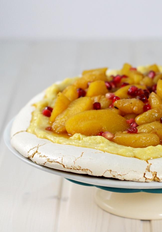 Pavlova con pera, manzana y granada