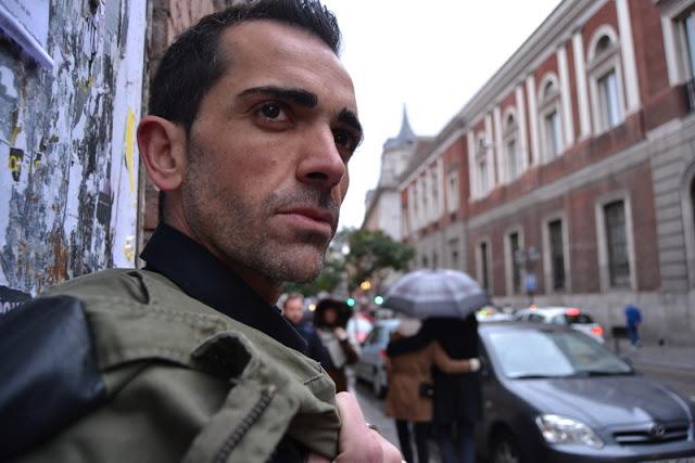 Para ellos. Look periodista.