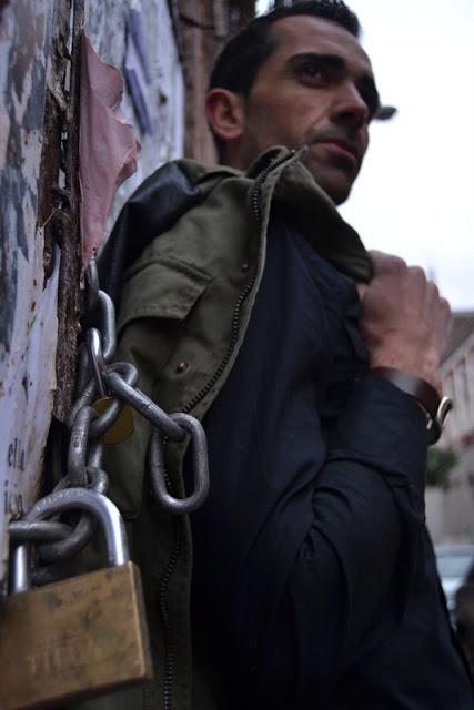 Para ellos. Look periodista.