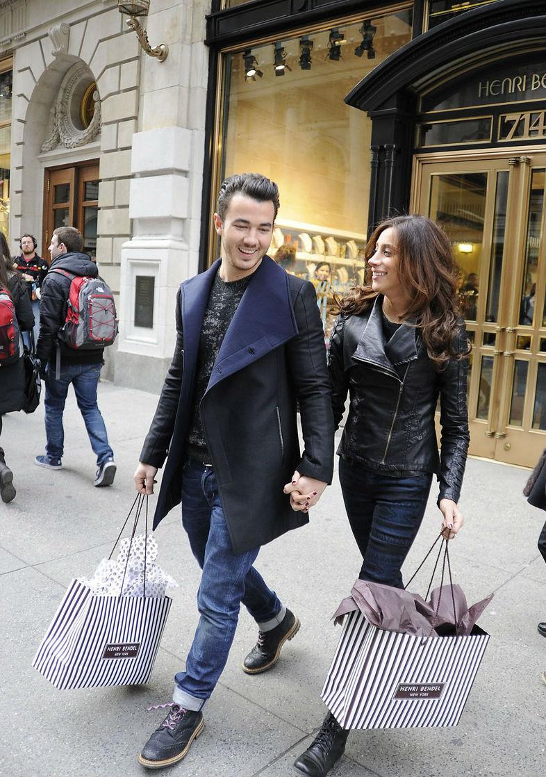 Kevin y Joe Jonas, de shopping con sus chicas en Nueva York