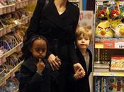 Angelina Jolie presume tener familia normal pesar fama