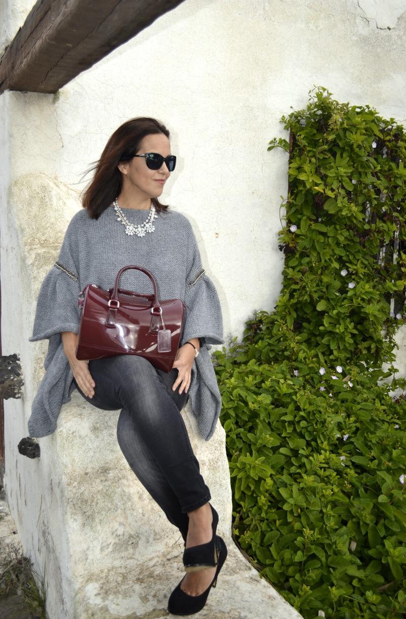 Jersey-Poncho Outfit Post