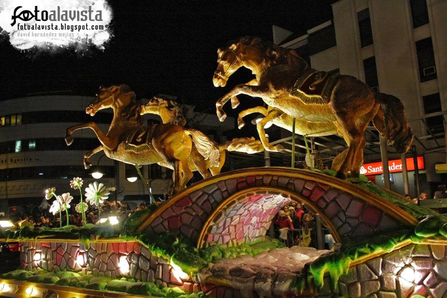 Los caballos pasan el puente