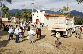 Policías comunitarias contra delincuentes