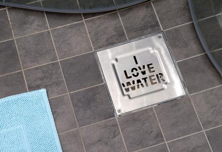 Un piso de 38 m² perfecto para una persona suelo madera negro sofá gris sillas taburetes tolix papel de pared floral papel de pared de rayas muebles de diseño lámpara diseño arco foto dibujo maddonna estilo nórdico escandinavo escalera madera blanca decoración diseño de pisos pequeños diseño de interiores decoración pisos pequeños decoración nórdica decoración en blanco decoración de interiores cocinas modernas cocinas ikea cocinas blancas blog interiorismo blog diseño nordico blog decoración artículos decoración