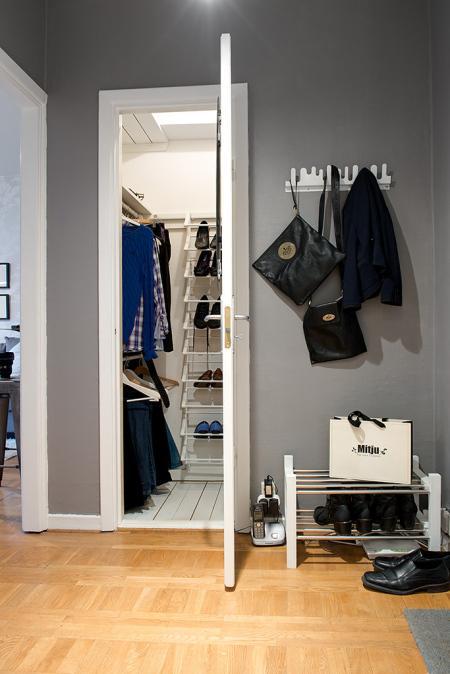 Un piso de 38 m² perfecto para una persona suelo madera negro sofá gris sillas taburetes tolix papel de pared floral papel de pared de rayas muebles de diseño lámpara diseño arco foto dibujo maddonna estilo nórdico escandinavo escalera madera blanca decoración diseño de pisos pequeños diseño de interiores decoración pisos pequeños decoración nórdica decoración en blanco decoración de interiores cocinas modernas cocinas ikea cocinas blancas blog interiorismo blog diseño nordico blog decoración artículos decoración