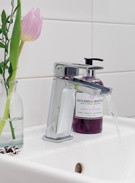 Un piso de 38 m² perfecto para una persona suelo madera negro sofá gris sillas taburetes tolix papel de pared floral papel de pared de rayas muebles de diseño lámpara diseño arco foto dibujo maddonna estilo nórdico escandinavo escalera madera blanca decoración diseño de pisos pequeños diseño de interiores decoración pisos pequeños decoración nórdica decoración en blanco decoración de interiores cocinas modernas cocinas ikea cocinas blancas blog interiorismo blog diseño nordico blog decoración artículos decoración