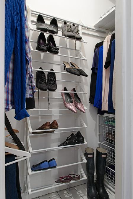 Un piso de 38 m² perfecto para una persona suelo madera negro sofá gris sillas taburetes tolix papel de pared floral papel de pared de rayas muebles de diseño lámpara diseño arco foto dibujo maddonna estilo nórdico escandinavo escalera madera blanca decoración diseño de pisos pequeños diseño de interiores decoración pisos pequeños decoración nórdica decoración en blanco decoración de interiores cocinas modernas cocinas ikea cocinas blancas blog interiorismo blog diseño nordico blog decoración artículos decoración