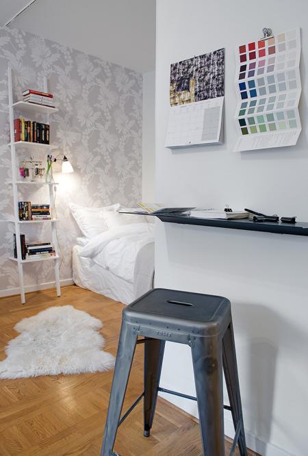 Un piso de 38 m² perfecto para una persona suelo madera negro sofá gris sillas taburetes tolix papel de pared floral papel de pared de rayas muebles de diseño lámpara diseño arco foto dibujo maddonna estilo nórdico escandinavo escalera madera blanca decoración diseño de pisos pequeños diseño de interiores decoración pisos pequeños decoración nórdica decoración en blanco decoración de interiores cocinas modernas cocinas ikea cocinas blancas blog interiorismo blog diseño nordico blog decoración artículos decoración