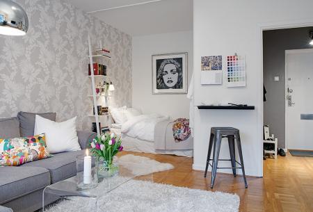 Un piso de 38 m² perfecto para una persona suelo madera negro sofá gris sillas taburetes tolix papel de pared floral papel de pared de rayas muebles de diseño lámpara diseño arco foto dibujo maddonna estilo nórdico escandinavo escalera madera blanca decoración diseño de pisos pequeños diseño de interiores decoración pisos pequeños decoración nórdica decoración en blanco decoración de interiores cocinas modernas cocinas ikea cocinas blancas blog interiorismo blog diseño nordico blog decoración artículos decoración