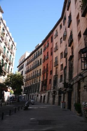 Curva apreciable en los edificios de la Cava de San Miguel, en Madrid