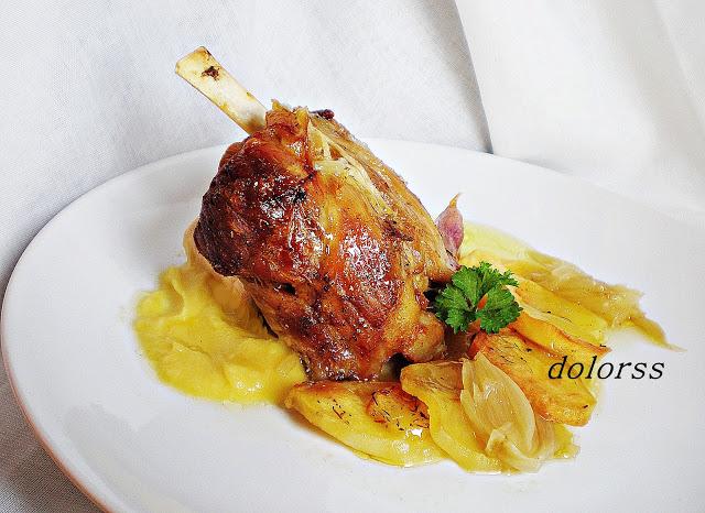 Codillo con cebolla, patatas y puré de manzana