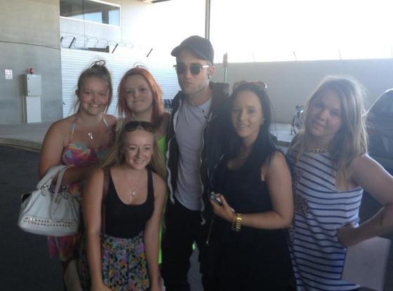 Robert Pattinson encanta a sus fanáticas en Australia
