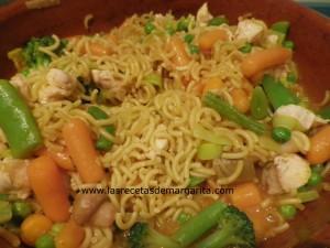 Fideuá con pollo y verduras