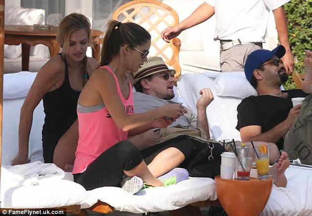 Leonardo DiCaprio, de vacaciones y rodeado de hermosas mujeres (+fotos)