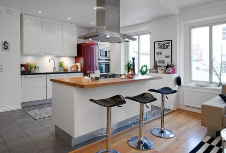 ventanas de doble o triple cristal suelos de madera muebles de jardín muebles de exterior luces de ambiente jacuzzi de madera en la terraza interiores diafanos hogares refugios diseño escandinavo diseño diafano diseño de interiores diseño de exteriores decoración sueca decoración nórdica decoración en europa decoración diáfana decoración de salones decoración de invierno decoración de interiores decoración de duplex y aticos decoración de dormitorios decoración de cocinas abiertas cocinas modernas cocinas blancas calefacción por suelo radiante y chimenea blog de interiores blog de estilo nórdico blog de decoración 