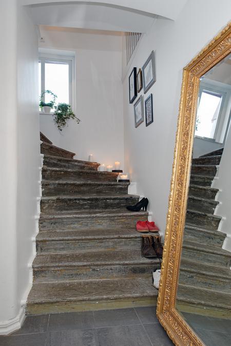 ventanas de doble o triple cristal suelos de madera muebles de jardín muebles de exterior luces de ambiente jacuzzi de madera en la terraza interiores diafanos hogares refugios diseño escandinavo diseño diafano diseño de interiores diseño de exteriores decoración sueca decoración nórdica decoración en europa decoración diáfana decoración de salones decoración de invierno decoración de interiores decoración de duplex y aticos decoración de dormitorios decoración de cocinas abiertas cocinas modernas cocinas blancas calefacción por suelo radiante y chimenea blog de interiores blog de estilo nórdico blog de decoración 