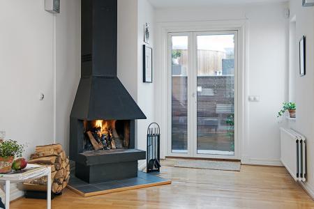 ventanas de doble o triple cristal suelos de madera muebles de jardín muebles de exterior luces de ambiente jacuzzi de madera en la terraza interiores diafanos hogares refugios diseño escandinavo diseño diafano diseño de interiores diseño de exteriores decoración sueca decoración nórdica decoración en europa decoración diáfana decoración de salones decoración de invierno decoración de interiores decoración de duplex y aticos decoración de dormitorios decoración de cocinas abiertas cocinas modernas cocinas blancas calefacción por suelo radiante y chimenea blog de interiores blog de estilo nórdico blog de decoración 