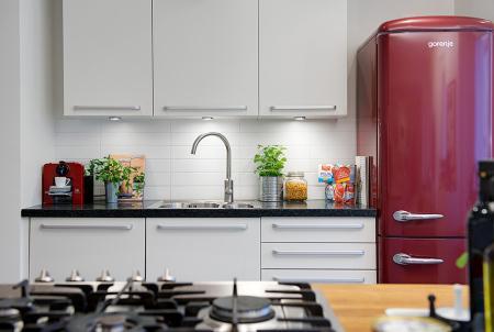 ventanas de doble o triple cristal suelos de madera muebles de jardín muebles de exterior luces de ambiente jacuzzi de madera en la terraza interiores diafanos hogares refugios diseño escandinavo diseño diafano diseño de interiores diseño de exteriores decoración sueca decoración nórdica decoración en europa decoración diáfana decoración de salones decoración de invierno decoración de interiores decoración de duplex y aticos decoración de dormitorios decoración de cocinas abiertas cocinas modernas cocinas blancas calefacción por suelo radiante y chimenea blog de interiores blog de estilo nórdico blog de decoración 