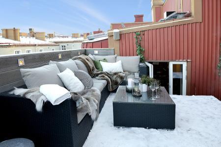 ventanas de doble o triple cristal suelos de madera muebles de jardín muebles de exterior luces de ambiente jacuzzi de madera en la terraza interiores diafanos hogares refugios diseño escandinavo diseño diafano diseño de interiores diseño de exteriores decoración sueca decoración nórdica decoración en europa decoración diáfana decoración de salones decoración de invierno decoración de interiores decoración de duplex y aticos decoración de dormitorios decoración de cocinas abiertas cocinas modernas cocinas blancas calefacción por suelo radiante y chimenea blog de interiores blog de estilo nórdico blog de decoración 