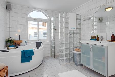 ventanas de doble o triple cristal suelos de madera muebles de jardín muebles de exterior luces de ambiente jacuzzi de madera en la terraza interiores diafanos hogares refugios diseño escandinavo diseño diafano diseño de interiores diseño de exteriores decoración sueca decoración nórdica decoración en europa decoración diáfana decoración de salones decoración de invierno decoración de interiores decoración de duplex y aticos decoración de dormitorios decoración de cocinas abiertas cocinas modernas cocinas blancas calefacción por suelo radiante y chimenea blog de interiores blog de estilo nórdico blog de decoración 