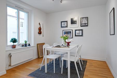 ventanas de doble o triple cristal suelos de madera muebles de jardín muebles de exterior luces de ambiente jacuzzi de madera en la terraza interiores diafanos hogares refugios diseño escandinavo diseño diafano diseño de interiores diseño de exteriores decoración sueca decoración nórdica decoración en europa decoración diáfana decoración de salones decoración de invierno decoración de interiores decoración de duplex y aticos decoración de dormitorios decoración de cocinas abiertas cocinas modernas cocinas blancas calefacción por suelo radiante y chimenea blog de interiores blog de estilo nórdico blog de decoración 