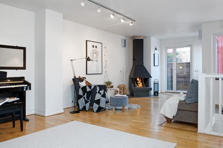 ventanas de doble o triple cristal suelos de madera muebles de jardín muebles de exterior luces de ambiente jacuzzi de madera en la terraza interiores diafanos hogares refugios diseño escandinavo diseño diafano diseño de interiores diseño de exteriores decoración sueca decoración nórdica decoración en europa decoración diáfana decoración de salones decoración de invierno decoración de interiores decoración de duplex y aticos decoración de dormitorios decoración de cocinas abiertas cocinas modernas cocinas blancas calefacción por suelo radiante y chimenea blog de interiores blog de estilo nórdico blog de decoración 