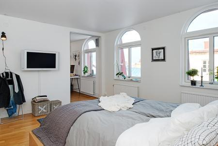 ventanas de doble o triple cristal suelos de madera muebles de jardín muebles de exterior luces de ambiente jacuzzi de madera en la terraza interiores diafanos hogares refugios diseño escandinavo diseño diafano diseño de interiores diseño de exteriores decoración sueca decoración nórdica decoración en europa decoración diáfana decoración de salones decoración de invierno decoración de interiores decoración de duplex y aticos decoración de dormitorios decoración de cocinas abiertas cocinas modernas cocinas blancas calefacción por suelo radiante y chimenea blog de interiores blog de estilo nórdico blog de decoración 