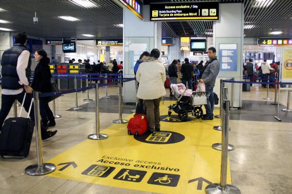 Accesos preferentes para personas con movilidad reducida y carritos bebé en el Aeropuerto de Barajas