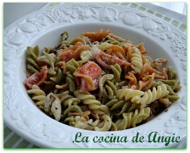 ENSALADA DE PASTA Y POLLO CON SALSA DE ANCHOAS