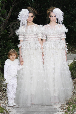 Chanel cerró su desfile de Alta Costura con dos novias idénticas Chanel cerró su desfile de Alta Costura con dos novias idénticas