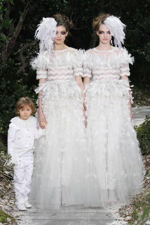 Chanel cerró su desfile de Alta Costura con dos novias idénticas