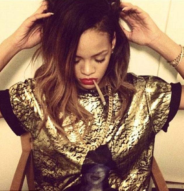 Pillan a Rihanna fumando un cigarro muy sospechoso