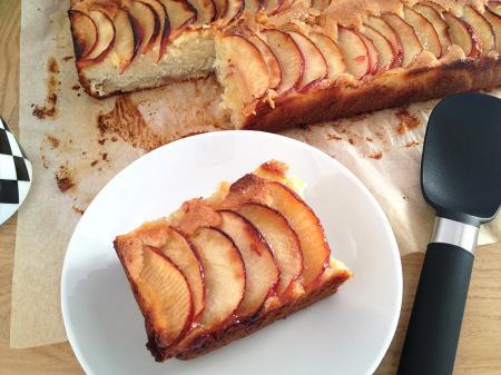 recetas rapidas de bizcocho recetas faciles para transportar recetas faciles de tartas recetas faciles de pasteles recetas faciles recetas delikatissen recetas de frutas recetas con yogur recetas con ingredientes sencillos postres Receta de Bizcocho de vainilla y manzana receta bizcocho yogur usar vaso yogur como medida postres rapidos horno postres para el café postres delikatissen postres con manzana y yogur fotos postres delikatissen fotos de postres decorar con frutas blog delikatissen viernes dulce blog de recetas postres faciles blog de recetas caseras postres bizcocho de yogur bizcocho de vainilla bizcocho de manzana 