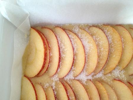 recetas rapidas de bizcocho recetas faciles para transportar recetas faciles de tartas recetas faciles de pasteles recetas faciles recetas delikatissen recetas de frutas recetas con yogur recetas con ingredientes sencillos postres Receta de Bizcocho de vainilla y manzana receta bizcocho yogur usar vaso yogur como medida postres rapidos horno postres para el café postres delikatissen postres con manzana y yogur fotos postres delikatissen fotos de postres decorar con frutas blog delikatissen viernes dulce blog de recetas postres faciles blog de recetas caseras postres bizcocho de yogur bizcocho de vainilla bizcocho de manzana 