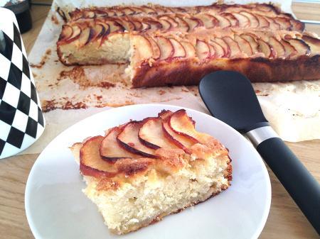 recetas rapidas de bizcocho recetas faciles para transportar recetas faciles de tartas recetas faciles de pasteles recetas faciles recetas delikatissen recetas de frutas recetas con yogur recetas con ingredientes sencillos postres Receta de Bizcocho de vainilla y manzana receta bizcocho yogur usar vaso yogur como medida postres rapidos horno postres para el café postres delikatissen postres con manzana y yogur fotos postres delikatissen fotos de postres decorar con frutas blog delikatissen viernes dulce blog de recetas postres faciles blog de recetas caseras postres bizcocho de yogur bizcocho de vainilla bizcocho de manzana 