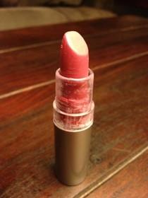 Cómo reparar una barra de labios rota