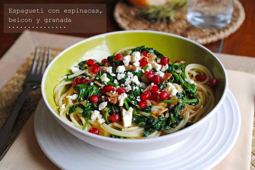 Espagueti con espinacas, beicon y granada