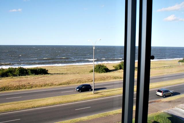 Una ventana (y una valija) al mar