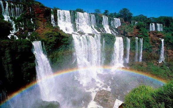 paisajes de cascadas con arcoiris