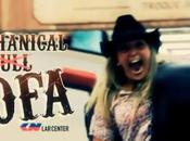 Center: toro mecánico...hecho sofá