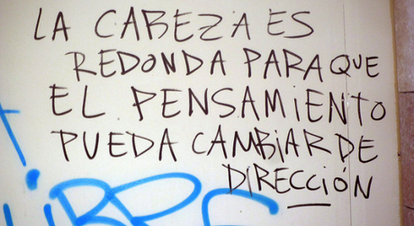 la cabeza es redonda para que el pensamiento pueda cambiar de dirección