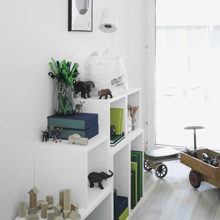 Estilo nórdico tirando a minimalista suelo madera sillas de diseño olivos en macetas luz nordica decoración Estilo nórdico tirando a minimalista estilo nórdico estilo escandinavo diseño de interiores decoración sencilla nórdica decoración nórdica decoración moderna minimalista gris decoración madera decoración escandinava decoración de interiores decoración cocinas decoración cálida gris cojines lana algodon hechos a mano cocinas modernas cocinas madera y blanco cocinas blancas calefacción por suelo radiante blog tendencias decoración blog nórdico blog interiorismo blog interiores blog escandinavo blog decoración