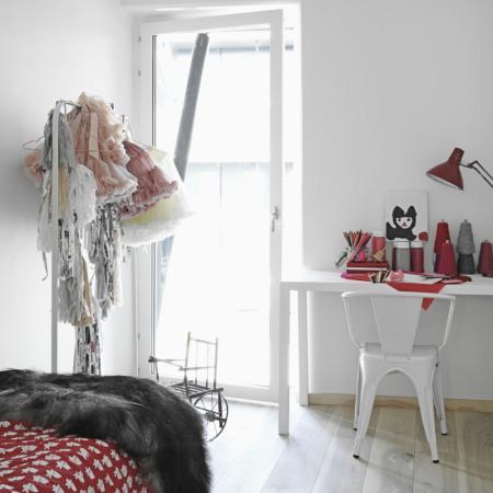 Estilo nórdico tirando a minimalista suelo madera sillas de diseño olivos en macetas luz nordica decoración Estilo nórdico tirando a minimalista estilo nórdico estilo escandinavo diseño de interiores decoración sencilla nórdica decoración nórdica decoración moderna minimalista gris decoración madera decoración escandinava decoración de interiores decoración cocinas decoración cálida gris cojines lana algodon hechos a mano cocinas modernas cocinas madera y blanco cocinas blancas calefacción por suelo radiante blog tendencias decoración blog nórdico blog interiorismo blog interiores blog escandinavo blog decoración