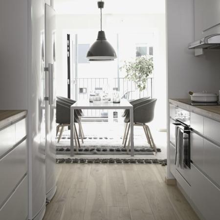 Estilo nórdico tirando a minimalista suelo madera sillas de diseño olivos en macetas luz nordica decoración Estilo nórdico tirando a minimalista estilo nórdico estilo escandinavo diseño de interiores decoración sencilla nórdica decoración nórdica decoración moderna minimalista gris decoración madera decoración escandinava decoración de interiores decoración cocinas decoración cálida gris cojines lana algodon hechos a mano cocinas modernas cocinas madera y blanco cocinas blancas calefacción por suelo radiante blog tendencias decoración blog nórdico blog interiorismo blog interiores blog escandinavo blog decoración