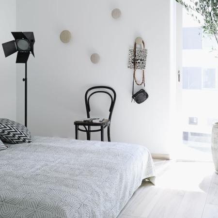 Estilo nórdico tirando a minimalista suelo madera sillas de diseño olivos en macetas luz nordica decoración Estilo nórdico tirando a minimalista estilo nórdico estilo escandinavo diseño de interiores decoración sencilla nórdica decoración nórdica decoración moderna minimalista gris decoración madera decoración escandinava decoración de interiores decoración cocinas decoración cálida gris cojines lana algodon hechos a mano cocinas modernas cocinas madera y blanco cocinas blancas calefacción por suelo radiante blog tendencias decoración blog nórdico blog interiorismo blog interiores blog escandinavo blog decoración