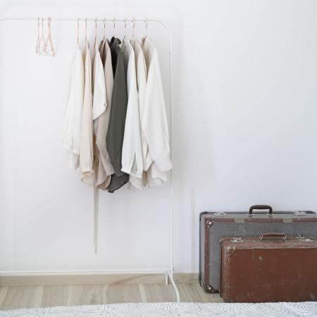 Estilo nórdico tirando a minimalista suelo madera sillas de diseño olivos en macetas luz nordica decoración Estilo nórdico tirando a minimalista estilo nórdico estilo escandinavo diseño de interiores decoración sencilla nórdica decoración nórdica decoración moderna minimalista gris decoración madera decoración escandinava decoración de interiores decoración cocinas decoración cálida gris cojines lana algodon hechos a mano cocinas modernas cocinas madera y blanco cocinas blancas calefacción por suelo radiante blog tendencias decoración blog nórdico blog interiorismo blog interiores blog escandinavo blog decoración