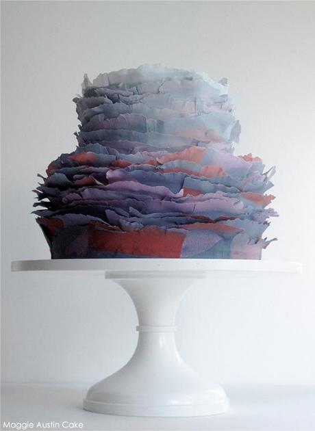 una tarta con pliegues de fondant