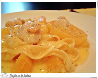 Tagliatelle con vieiras y salsa de naranja